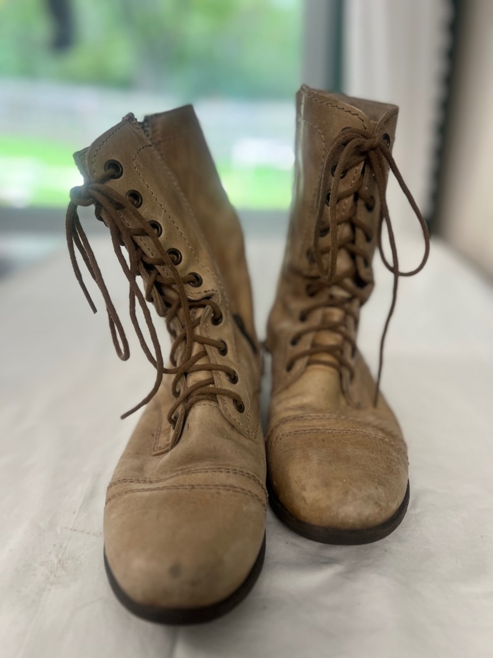 Leather-tan boots with laces and zipper